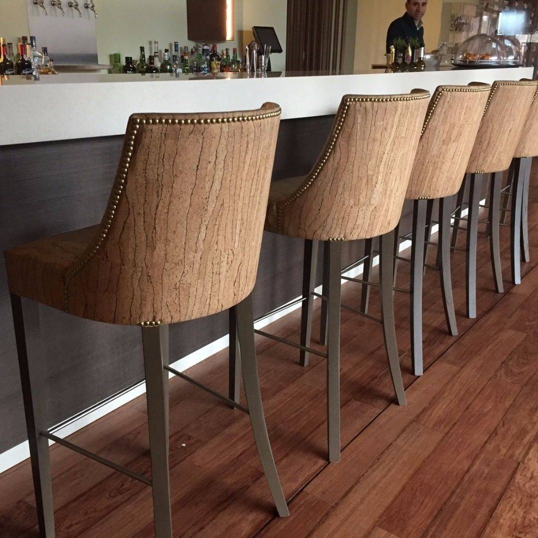 Barra de bar con sillas de barra de corcho expandido