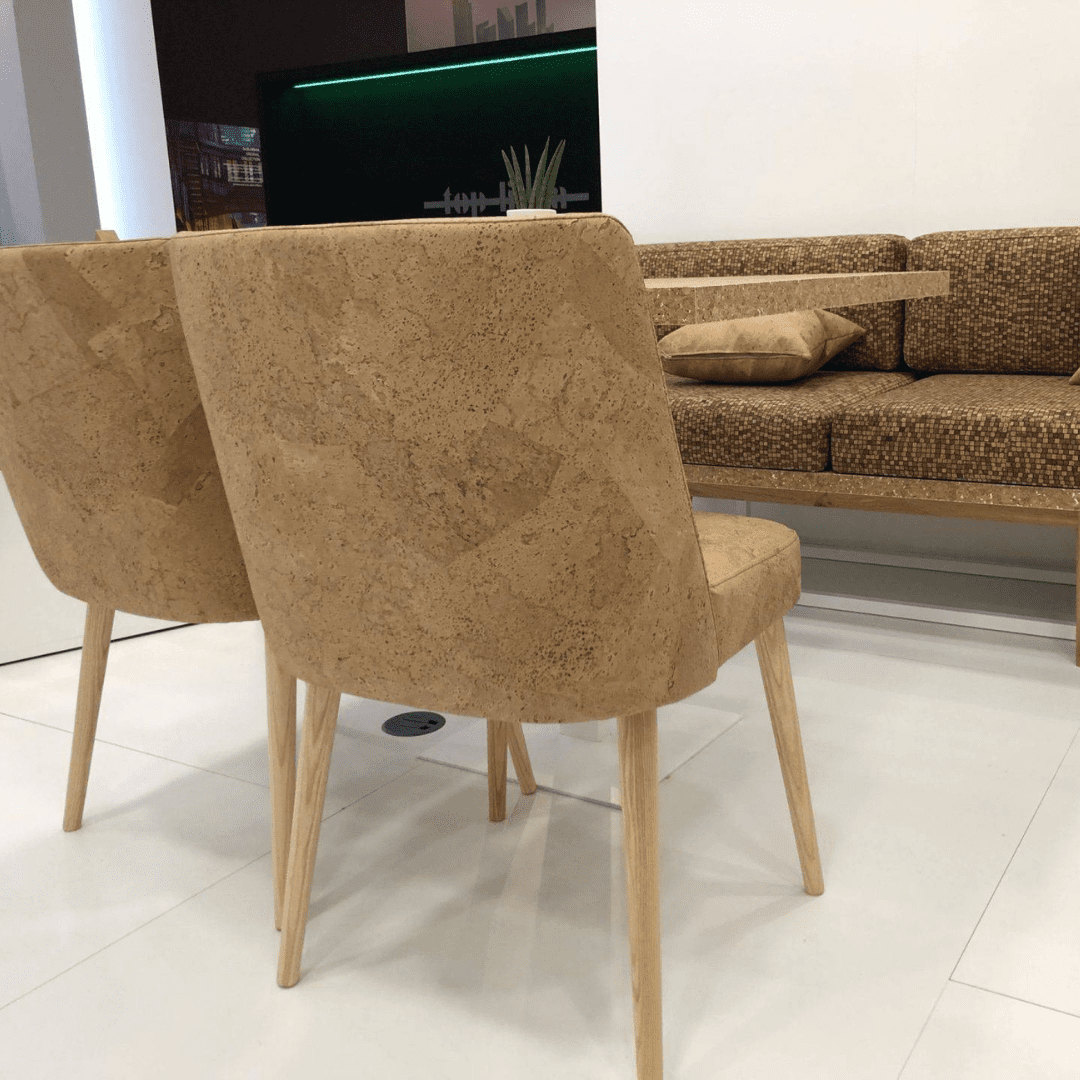 Salón con sillas y sofá de corcho expandido