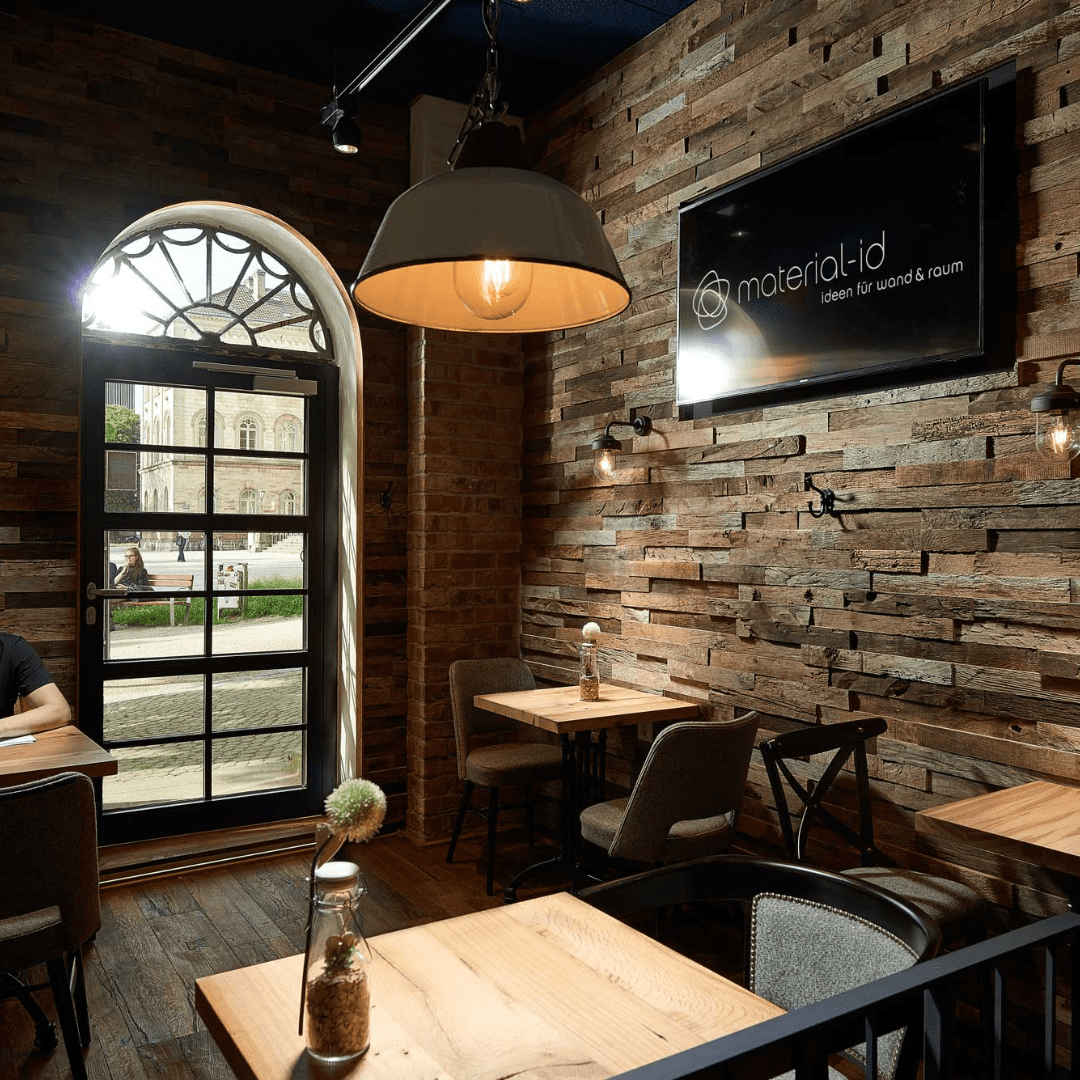 Bar con paneles artesanales y paneles de diseño ligero en la pared