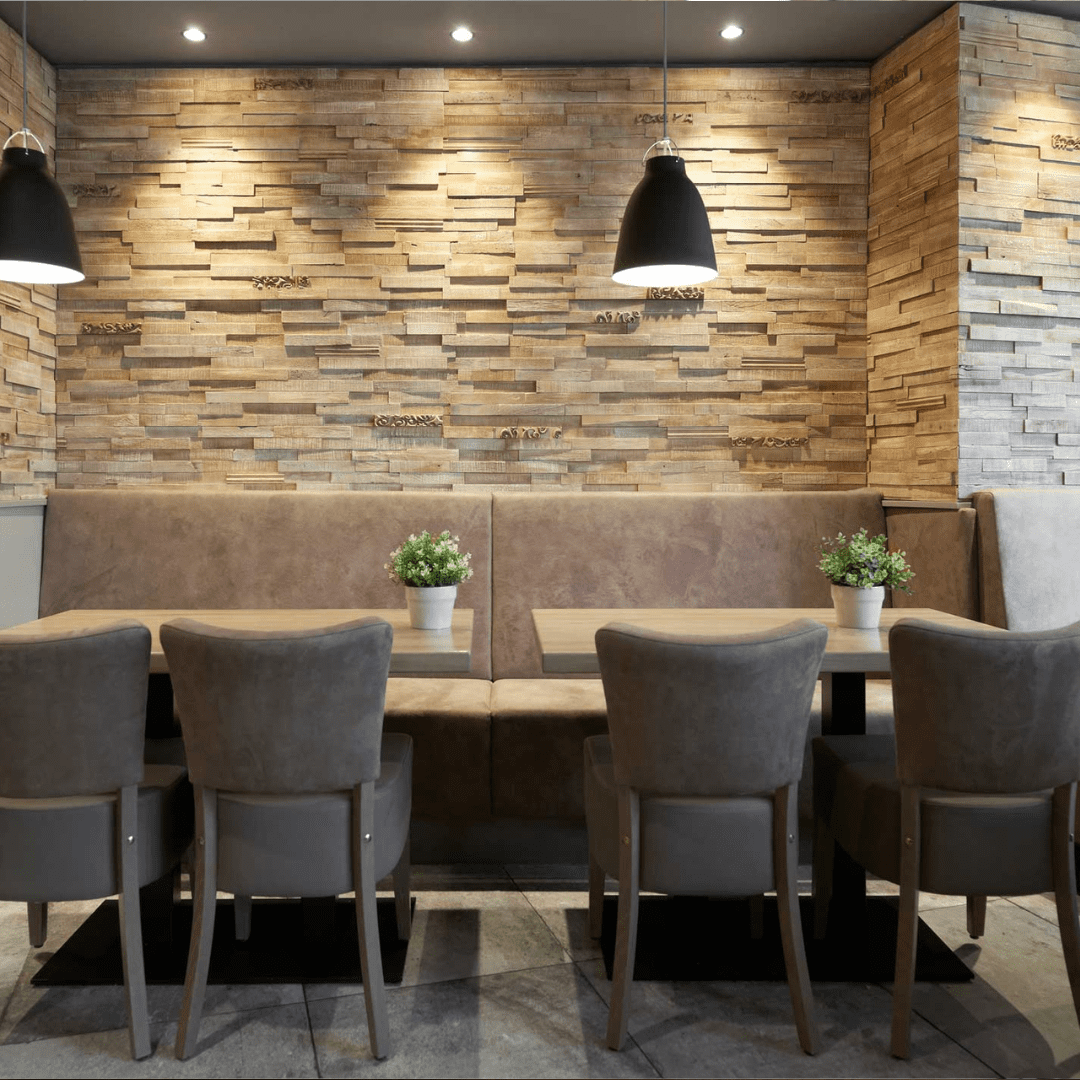Comedor con paneles artesanales y paneles de diseño ligero en la pared