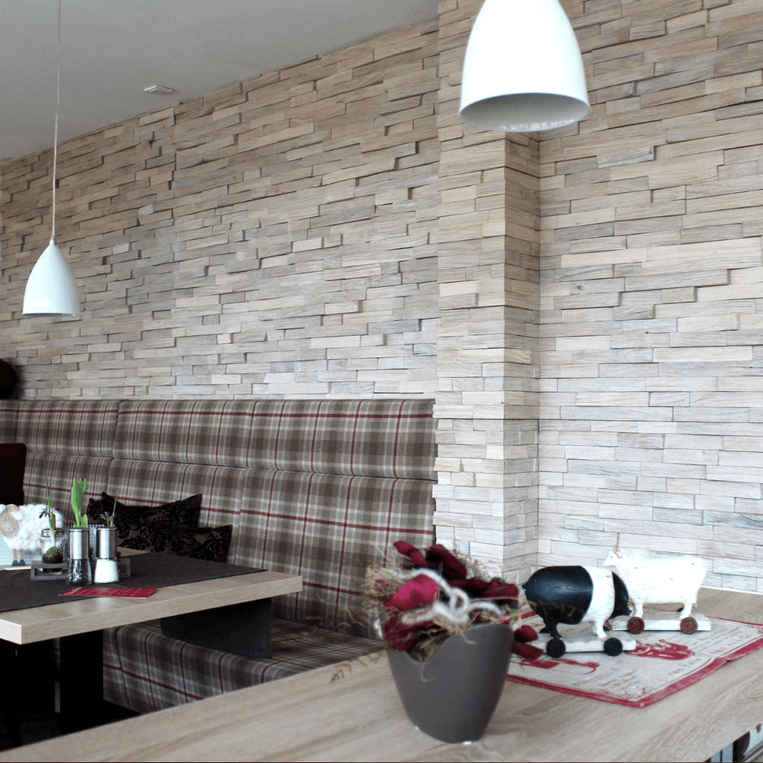 Salón comedor con paneles artesanales y paneles de diseño ligero en la pared