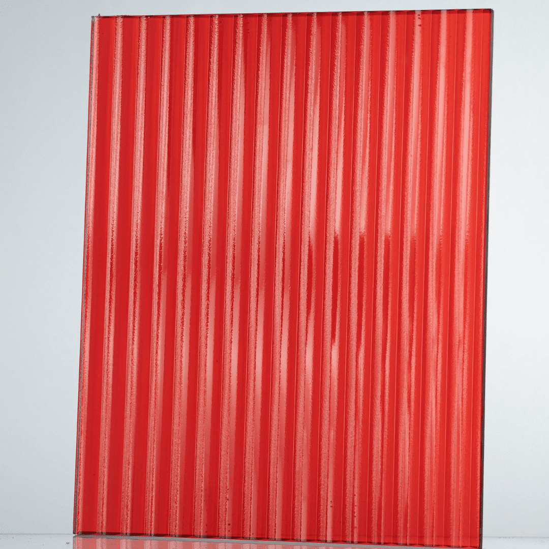 Panel de vidrio decorativo rojo con textura ondulada